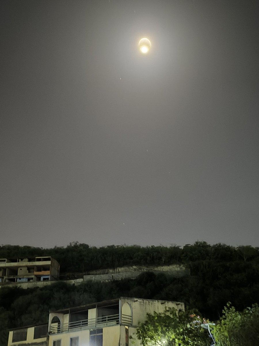 flowreser's tweet photo. Que bolas la Luna hoy 🌝 https://t.co/Xe4dHd18AH