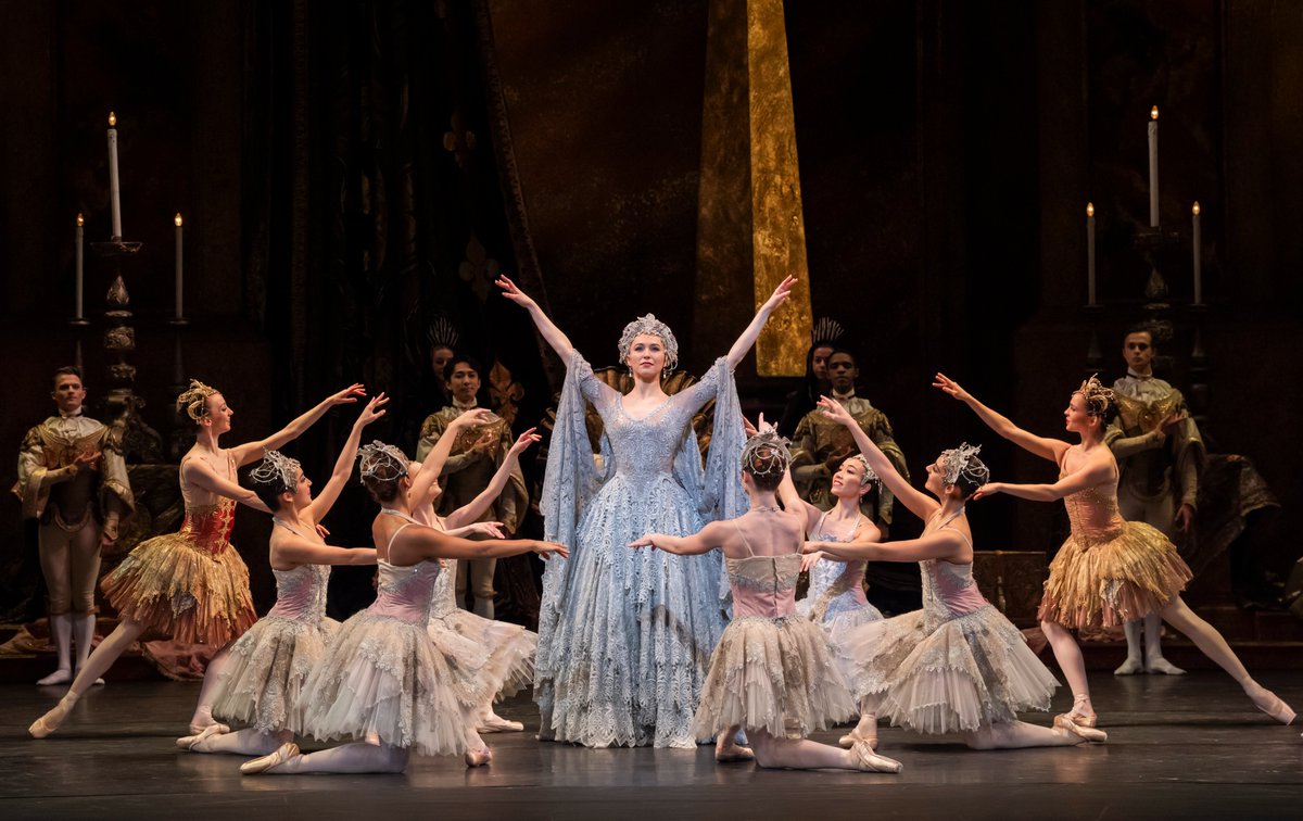 NBS_ballet's tweet photo. 6月に ＃英国バーミンガム・ロイヤル・バレエ団 が上演する「＃眠れる森の美女」。
ピーター・ライト版の3つの見どころ👀

③非日常の世界に誘われる絢爛豪華な美術と衣裳
フィリップ・プラウズによる舞台美術と衣裳は、
柔らかい色合いと絢爛豪華なあしらいがほどこされ、夢のような美しさ。
レースやドレープがたっぷりと使用された衣裳は照明の下で陰影が強調され、
うっとりするほど幻想的な世界を堪能できます。

photos:Tristram Kenton
*********
「眠れる森の美女」
📅6/21(金)、6/22(土)、6/23(日)
📍東京文化会館
※ほか他都市公演あり

https://t.co/wjT7NRp9VM

#BRB #BirminghamRoyalBallet #Ballet #thesleepingbeauty
@bhamroyalballet