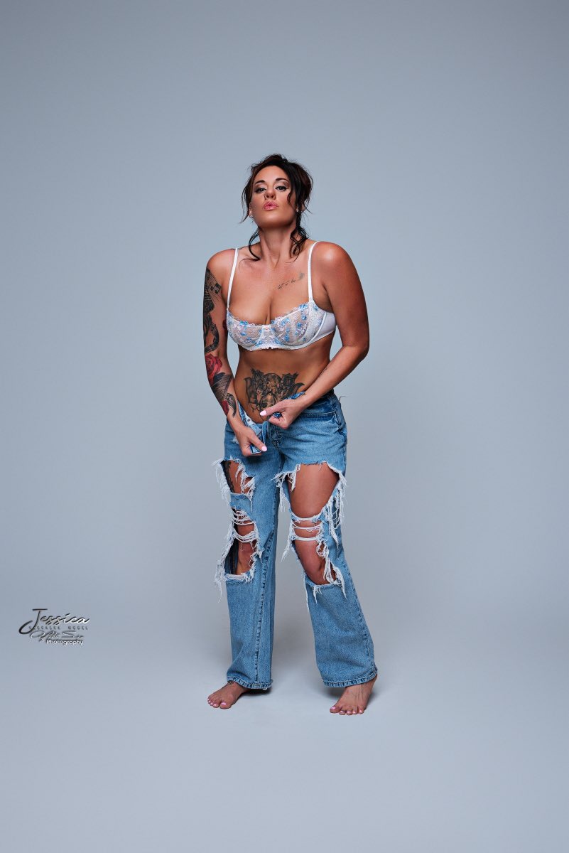 aftersixphoto's tweet photo. Studio shoot with model @the_jessi_laine #aftersixphotography #coloradomodels
#modellife #modelling#smokinghottie #bodypositive #bodypositivity #smokin #π #badass #art #aftersixphotography #igers #igart #igaddict #igartist #igdaily #rippedjeans https://t.co/xN77dByKC8