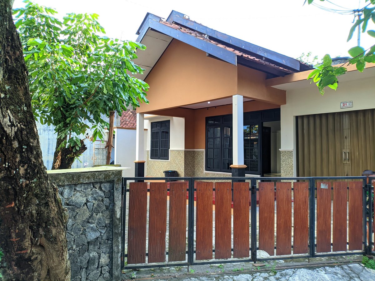 Rumah dikontrakan area Sleman yogyakarta,jalan Kaliurang km 9.3 3KT,ruang tamu luas,ruang keluarga luas,halaman depan belakang luas,garasi muat 2 mobil.29jt/tahun #kontrakanjogja #kontrakansleman #uii #ugm instagram.com/stories/lindas…