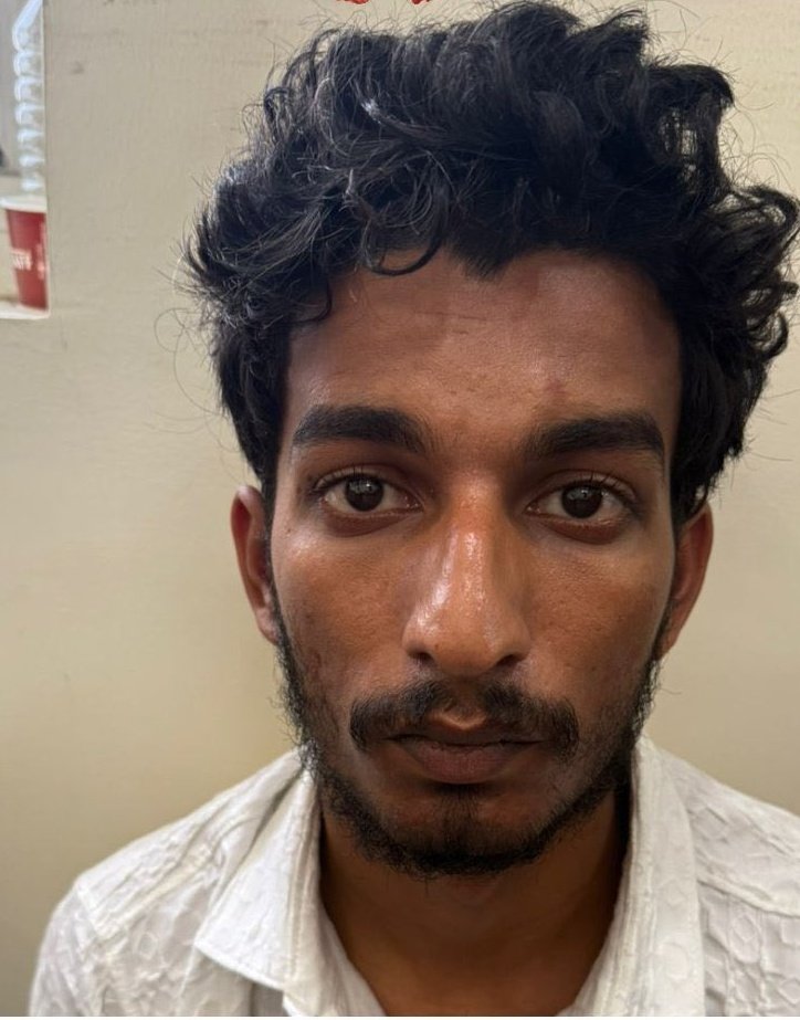 समझदार,पढ़ने वाले, अच्छी नौकरी करने वाले लड़के सावधान आजकल बालिकाओं को छपरी /चप्पल चोर पसंद है 
आखिर हो क्या गया इन लड़कियो को??
क्यू पैदा होने से पहले ही खत्म होना चाहती है 🥹🥹
#SonamRaghuvanshi