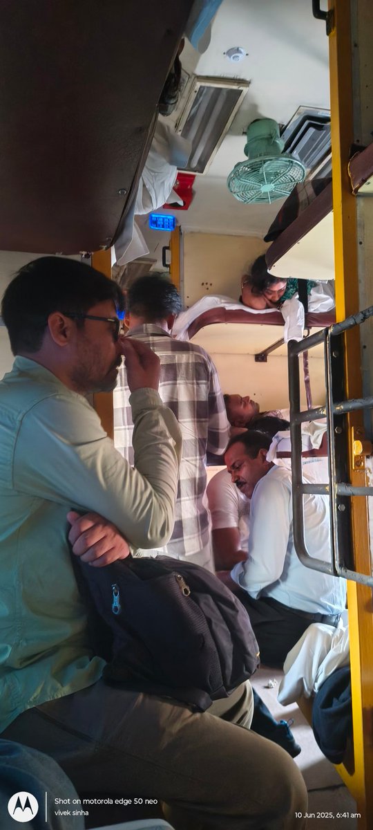 कुछ भी हो जाए बिहार आते ही ट्रेन में बिना टिकट  के A c बोगी में चढ़ना लोग अपना अधिकार मानते है , मना करने पर गुंडागर्दी करते है  train no 18611 <a href="/RailMinIndia/">Ministry of Railways</a> <a href="/AshwiniVaishnaw/">Ashwini Vaishnaw</a>