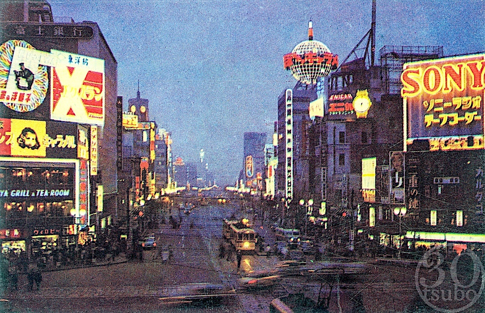 30tsubo's tweet photo. 昭和35年(1960)頃の東京・銀座

中央のビル屋上には当時の銀座のシンボルだった森永ミルクキャラメル・チョコレートの地球儀型ネオン塔

左端には「不二家 フランスキャラメル」のネオン看板‼︎

#ミルクキャラメルの日 ＃路面電車の日 ＃森永 ＃銀座 ＃ネオン ＃写真 ＃絵葉書 https://t.co/IYujWx4Whi