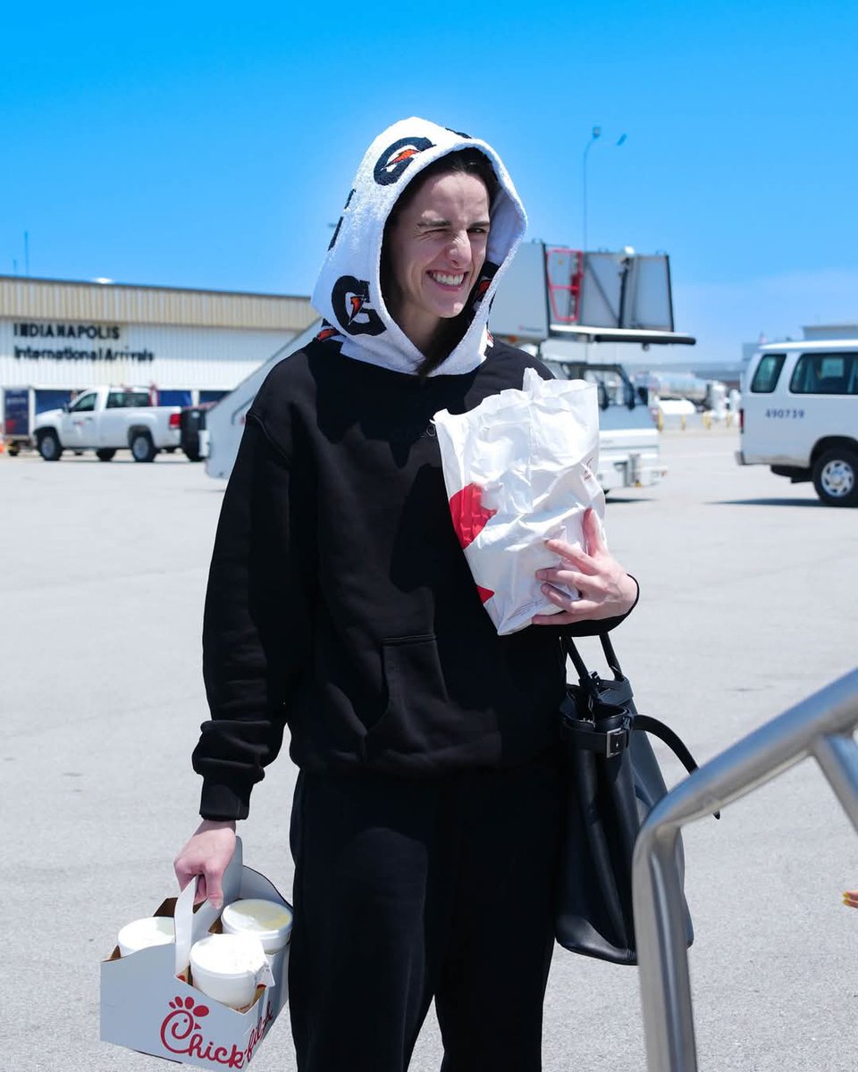 This injury got me getting food for the girls.

I don't mind it, but like, I wanna play!