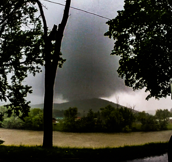 imanHDwx's tweet photo. Possible tornado north of Salamanca, NY around 5:30 #nywx https://t.co/quTYxLbEHg