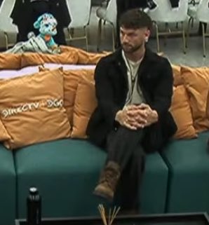 la persona que llegó a esta instancia gracias a los liderazgos que le regalaron, jamás estuvo en un VS ni menos en una placa fuerte. no hizo más nada que pegar el culo en el sillón amarillo y tomar sol. aun hay gente que dice que se merece ser el ganador. VERGÜENZA #GranHermano