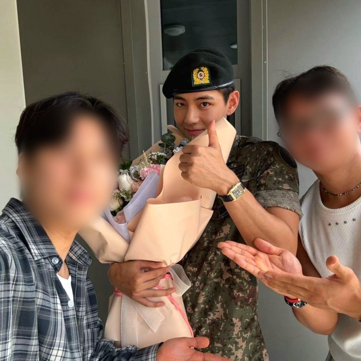 qnlmeong's tweet photo. 미친. 군인얼굴이 왜이래 https://t.co/0tLCY0ottV