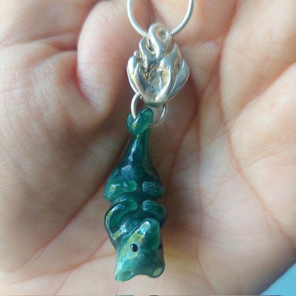 Mi dije del Tlacuache de fuego. Hecho de  jade o jadeita del Motagua y plata, hecho por el taller Corazón Del Cielo.
#tlacuache #fuego #tlacuachedefuego #oopossum #fire #fireopossum #jade #jadeite  #jadeita #Motagua #Guatemala #silver #plata #Taxco #taxcoguerrero