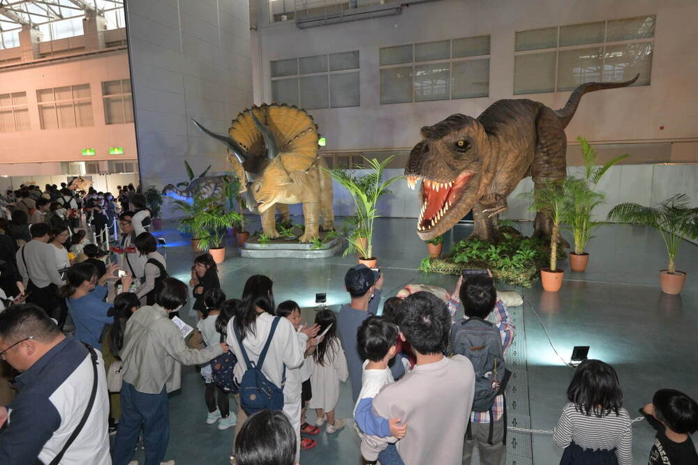 「京都 大恐竜博」“本物のように動く”恐竜模型が国立京都国際会館に集結。貴重な化石展示や体験アトラクションも - fashion-press.net/news/134542