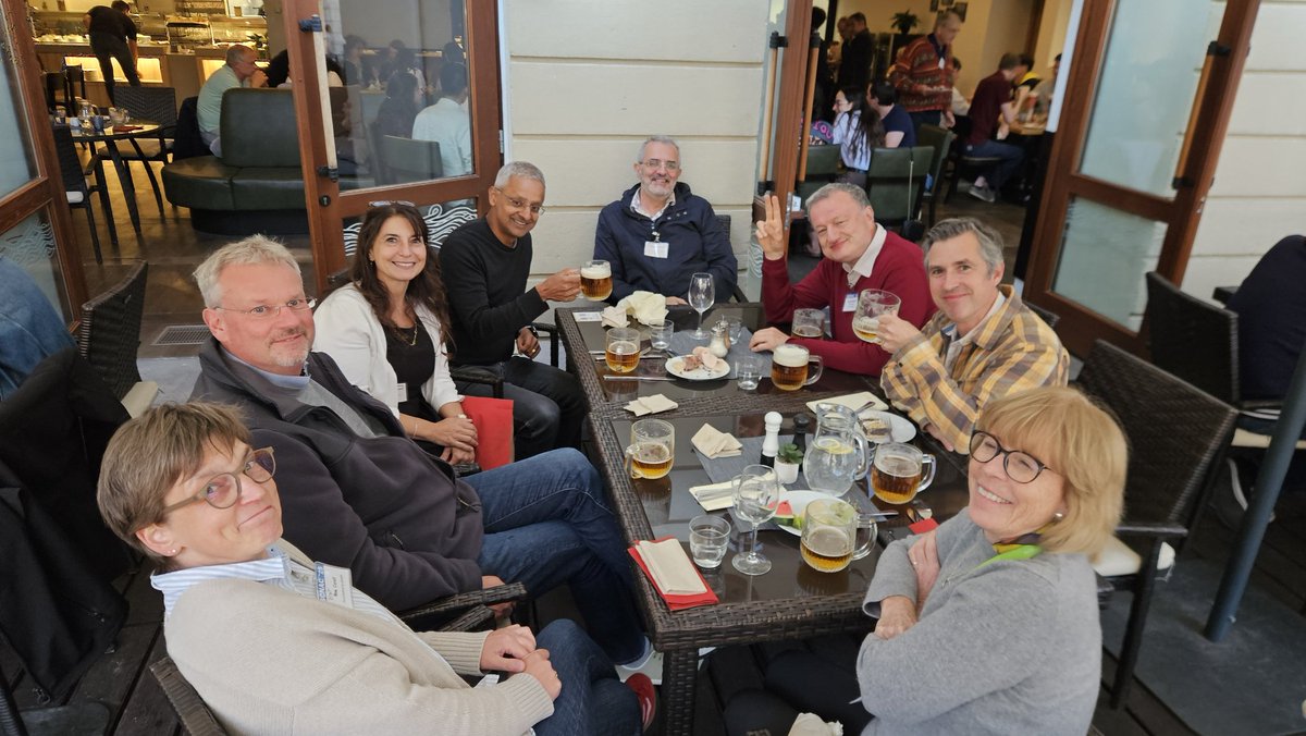hocekm's tweet image. Beer party at the 19SCNAC conference. Informal discussions and good company.