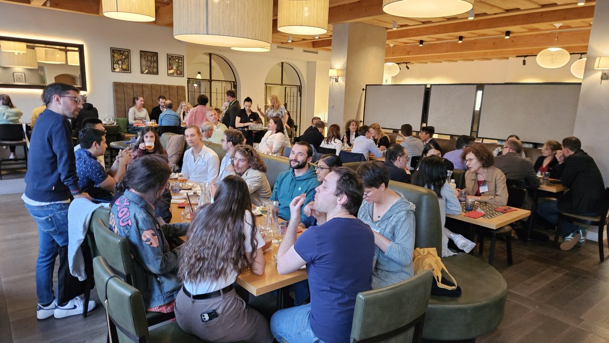 hocekm's tweet image. Beer party at the 19SCNAC conference. Informal discussions and good company.