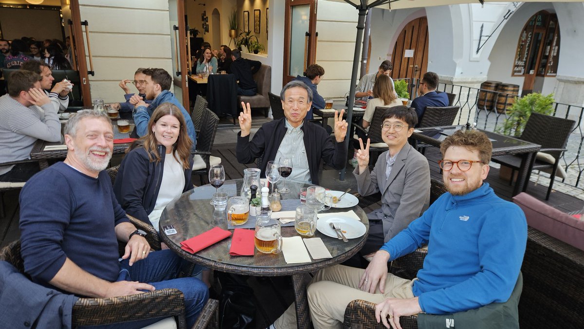 hocekm's tweet image. Beer party at the 19SCNAC conference. Informal discussions and good company.