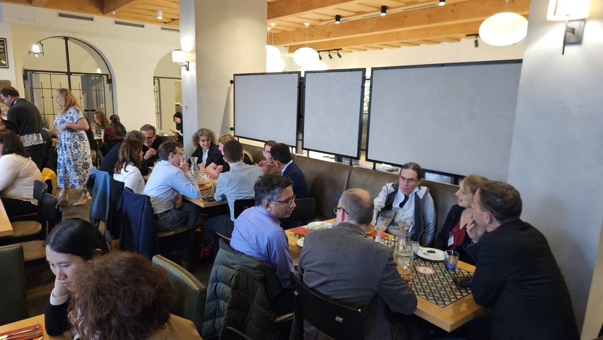 hocekm's tweet image. Beer party at the 19SCNAC conference. Informal discussions and good company.