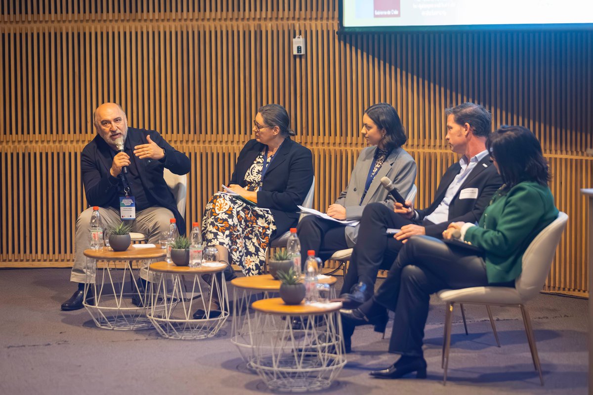 UEenChile's tweet photo. Inauguramos el Stakeholder Forum de #IPHE, donde actores públicos y privados abordaron el desarrollo de la industria del hidrógeno renovable.
Este encuentro es organizado por el @MinEnergia, con el apoyo de la #UEenChile y @ambafrancecl. https://t.co/M8tmjaYf6c