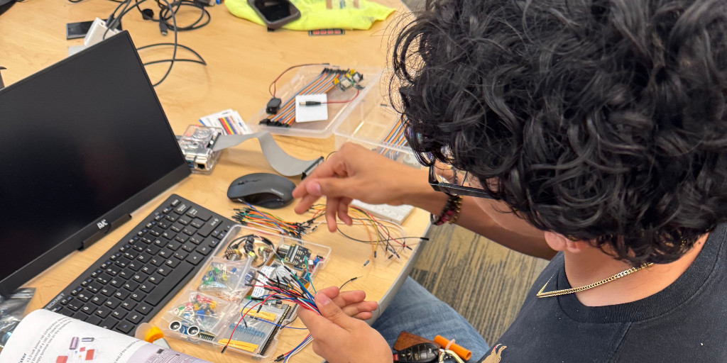 PSLNMState's tweet image. Day 6 of STEM Mavericks: Students got hands-on with breadboards, exploring engineering &amp;amp; coding. Two even built a working electromagnet using spare wires, scissors &amp;amp; a 9V battery! @dodcdao @LCPSnet @NMSU_engineer @gadsdenisd_NM