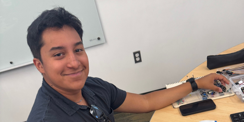 PSLNMState's tweet image. Day 6 of STEM Mavericks: Students got hands-on with breadboards, exploring engineering &amp;amp; coding. Two even built a working electromagnet using spare wires, scissors &amp;amp; a 9V battery! @dodcdao @LCPSnet @NMSU_engineer @gadsdenisd_NM