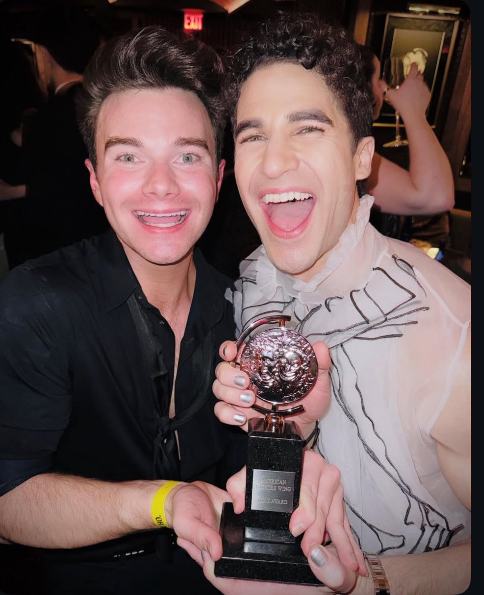 Chris Colfer posted these two on his account after years of no public interaction with Darren. Not to be dramatic to anything but I’m so happy to see he is healing and enjoying his time with past glee coworkers again…I’m gonna kms…we’re so back.
