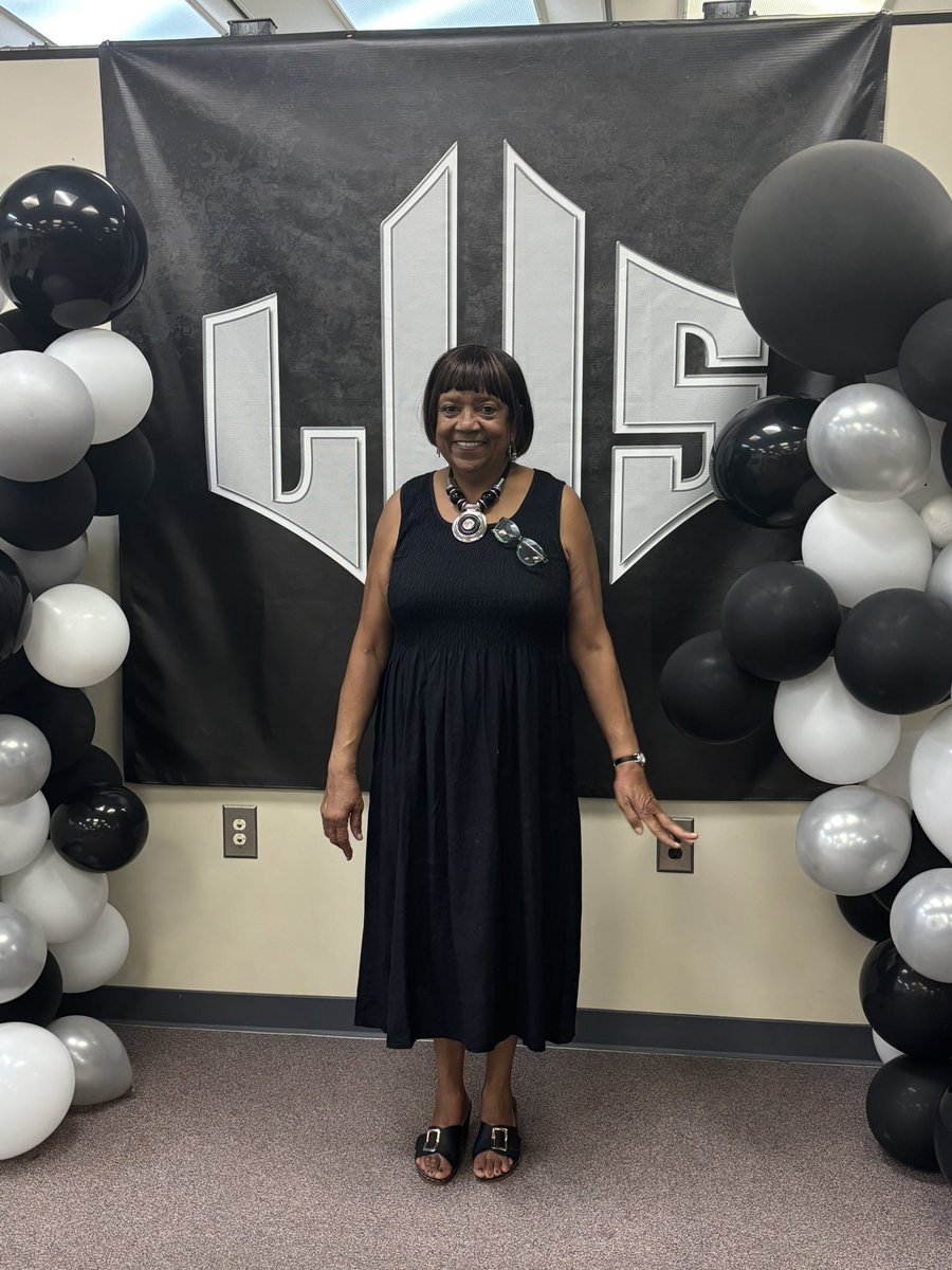 Lead_with_Z's tweet image. We got the opportunity to celebrate the retirement of one and only Mrs. Bradley!  There simply aren’t enough words to describe her….iykyk. There will never be another like her! 🤍🩶🖤 #Retirement #LedfordProud #OnlyOne