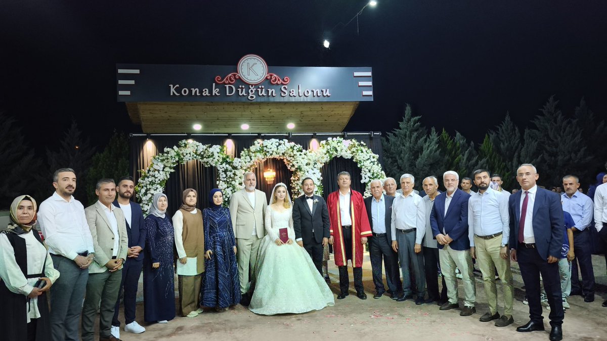 Kadın Kolları Başkanımız <a href="/AvSalihaDiler/">Av. Saliha DİLER</a> AKKadınlarımız ile Yönetim Kurulu Üyemiz Arzu Kızılbay'ın Kıymetli Oğlu Burak &amp;Rana Çiftimizin Nikâh Törenine Katılıp Onların Bu Mutlu Anlarına Şahitlik Etti. Genç Çiftimize Ömür Boyu Mutluluklar Dileriz. 
#AileYılı