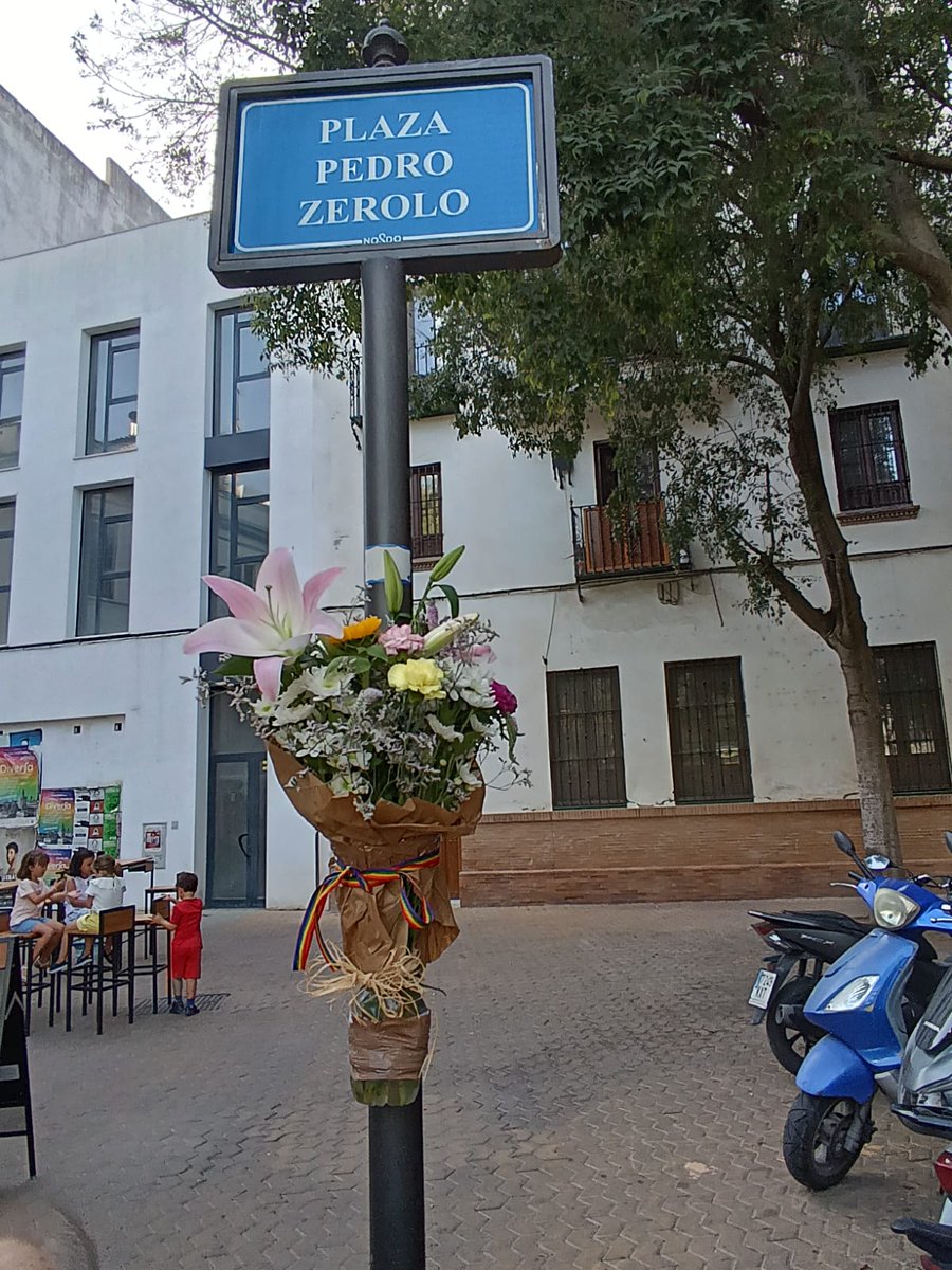 Militantes socialistas hemos rendido hoy homenaje en Sevilla a #PedroZerolo en el décimo aniversario de su fallecimiento. Activista LGTBIQ y político socialista, su liderazgo fue fundamental para traducir en derechos la lucha LGTBI española de los últimos 40 años.