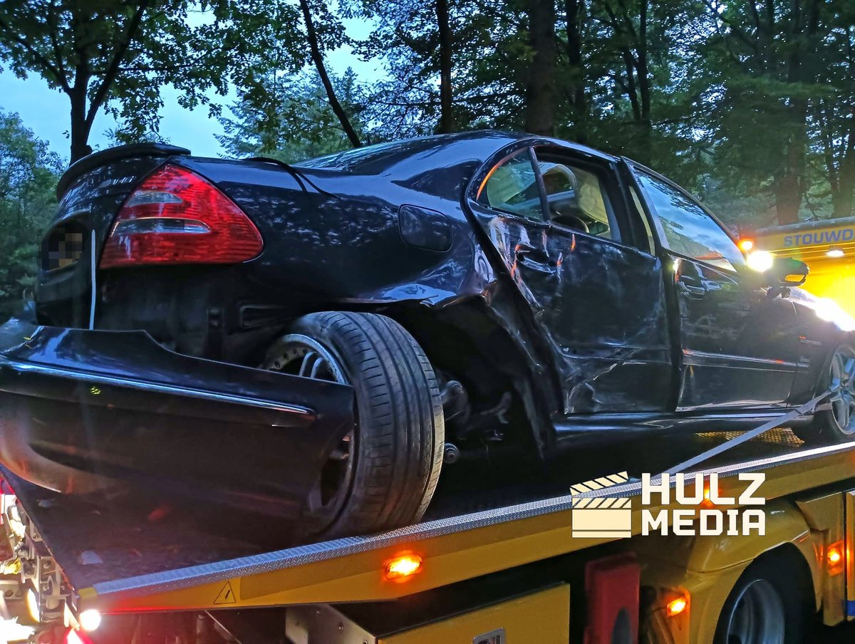 Bestuurder uit de bocht tegen boom in Nunspeet