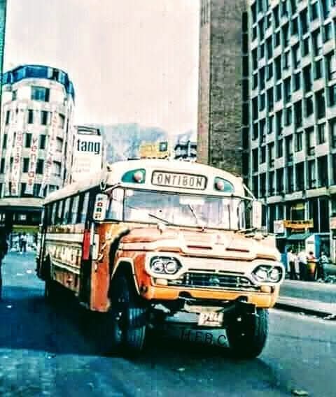 El Bus Ford modelo 60 con ruta Fontibón, bajando por la calle 13, al fondo el Edificio Camacho Matiz y a la derecha el Banco de la Costa.... Bogotá a finales de los 60.