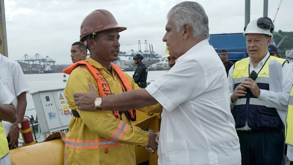 Este puente no para!! Recorrí los avances del Cuarto Puente sobre el Canal y les agradecí a los trabajadores panameños que lo están construyendo con orgullo y esfuerzo. Llevamos más del 21% y vamos a terminarlo para beneficiar a miles de familias que hoy pierden su tiempo en el