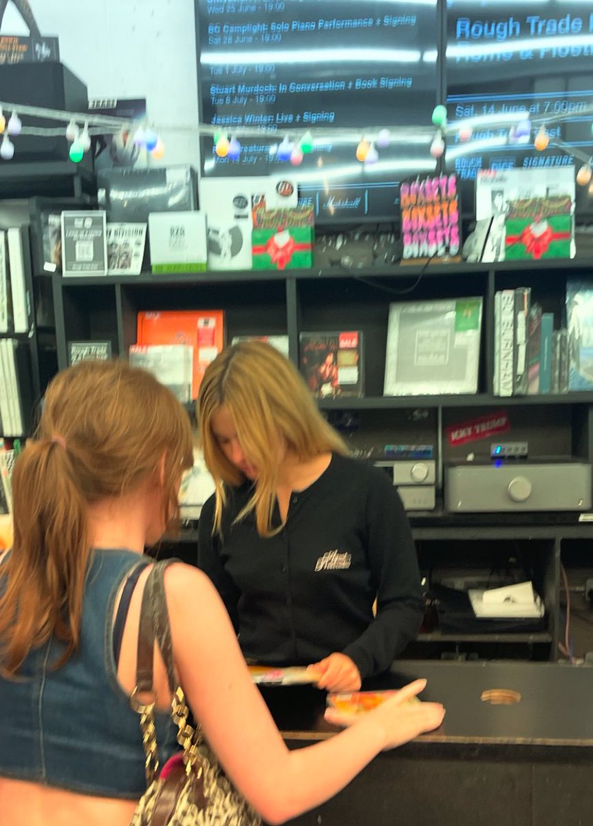 versaceclits's tweet photo. Met Addison today and got a vinyl for my friend @deegz155 https://t.co/PvaIIz2fXG