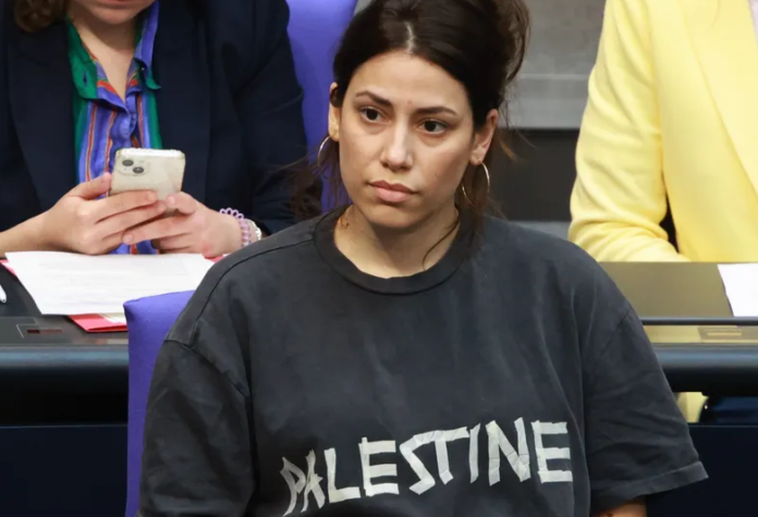 Contrainformacion.es (@_contrainfo) on Twitter photo Una camiseta que decía ‘Palestine’ y un Parlamento que no tolera la disidencia.
A través de <a href="/_Contrainfo/">Contrainformacion.es</a> .
contrainformacion.es/una-camiseta-q… Una camiseta que decía ‘Palestine’ y un Parlamento que no tolera la disidencia.
A través de <a href="/_Contrainfo/">Contrainformacion.es</a> .
contrainformacion.es/una-camiseta-q…