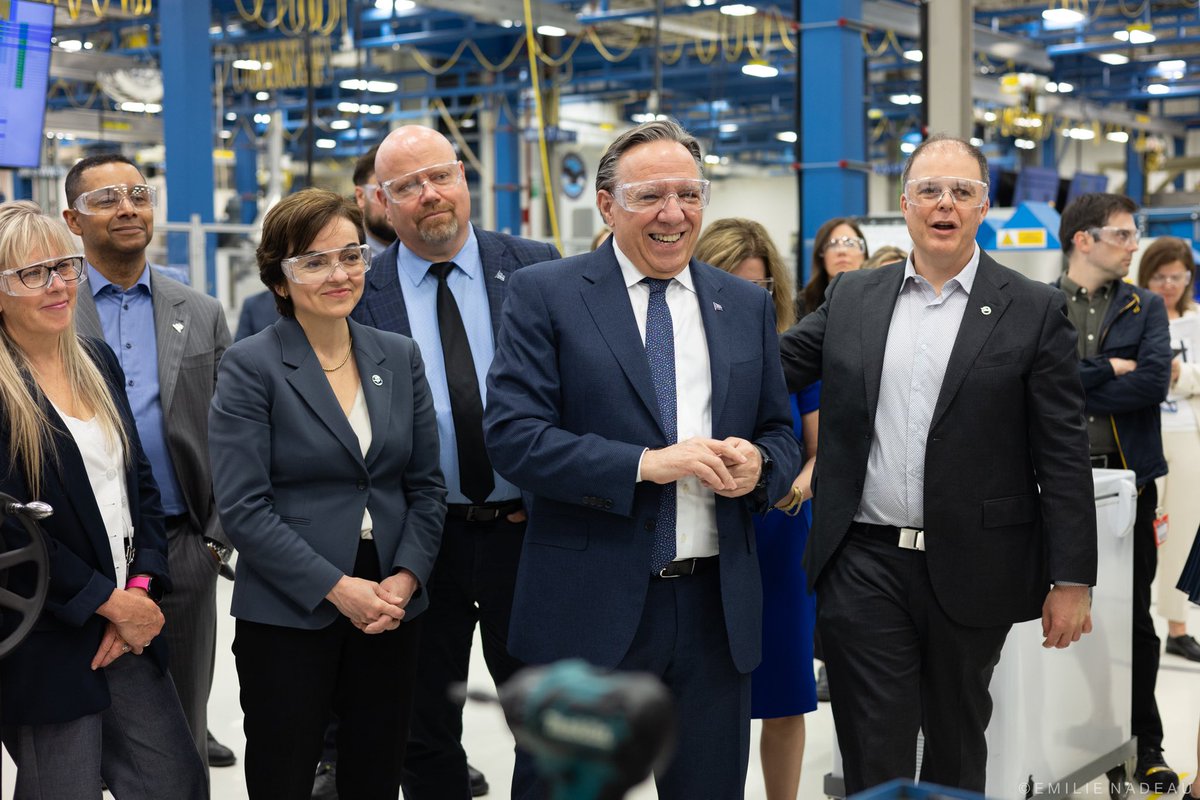 francoislegault's tweet photo. À Longueuil, avec la ministre @CFrechette et les dirigeants de @prattandwhitney Canada pour discuter de projets en aérospatiale au Québec, un secteur clé qui peut créer des milliers d’emplois spécialisés, générer des retombées majeures et positionner le Québec sur la scène internationale.