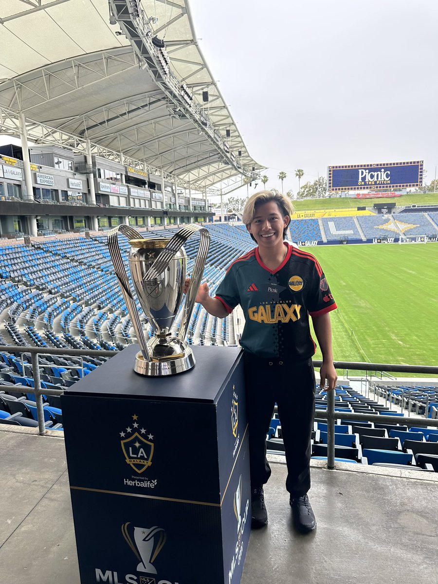 Picnic on the pitch yesterday was so awesome #lagalaxy #lagalaxyautographs #fyp