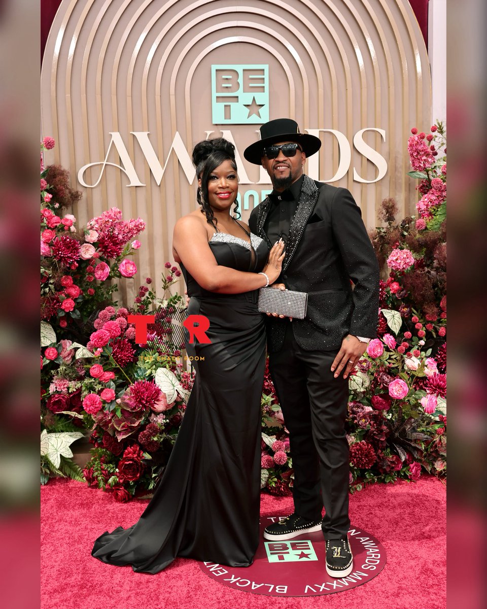 TheShadeRoom's tweet photo. Whew! It’s Black love all over the #BETAwards red carpet 😍🔥 #DevalleEllis #KhadeenEllis #803Fresh #KevOnStage #TerrenceJ ✍🏾#TSRStaffAS 📷:(@gettyimages) https://t.co/t73dhlCUXg