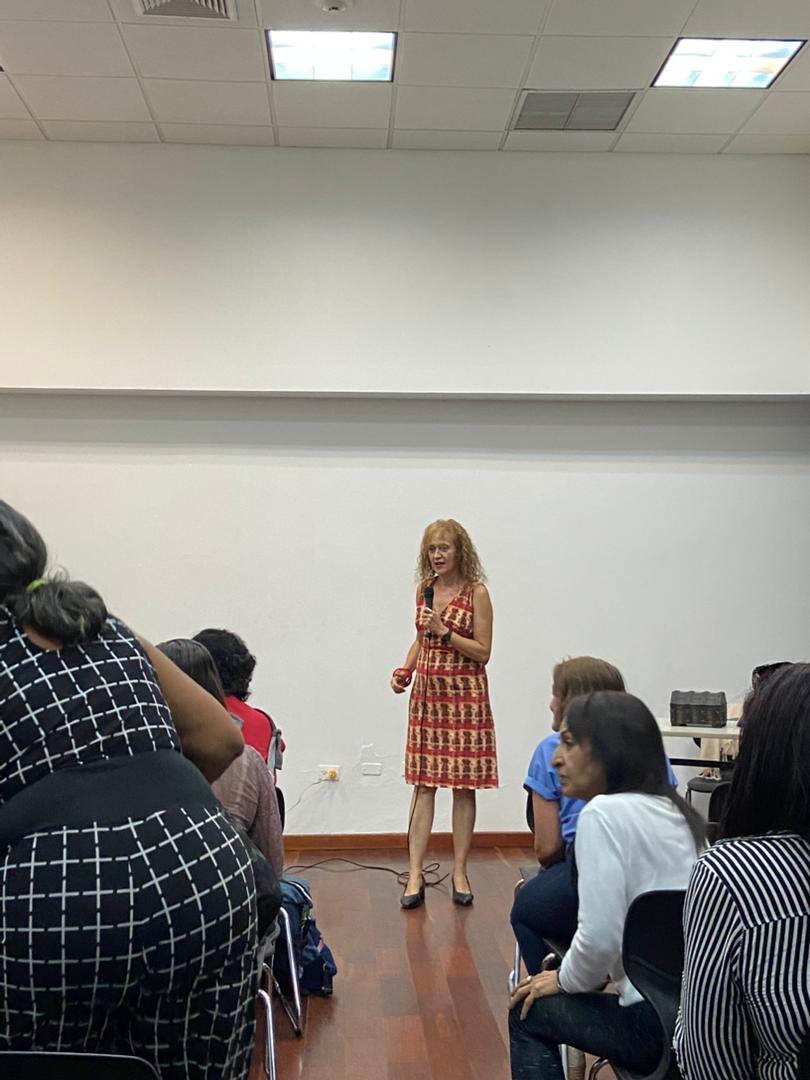 Con Isimar Sánchez, nos sumergimos en la hermosa tarea de descubrir nuestro tesoro personal. Reconocimos nuestras fortalezas, talentos y esa esencia única que nos hace valiosas, un verdadero regalo que llevamos dentro.