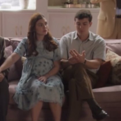 dotemath's tweet photo. o homem mais apaixonado do mundo
edu pacheco casou meses atrás e ainda não conseguiu parar de admirar a aliança no dedo, viciado em amar 
#GarotaDoMomento https://t.co/cLuTmqUgUo