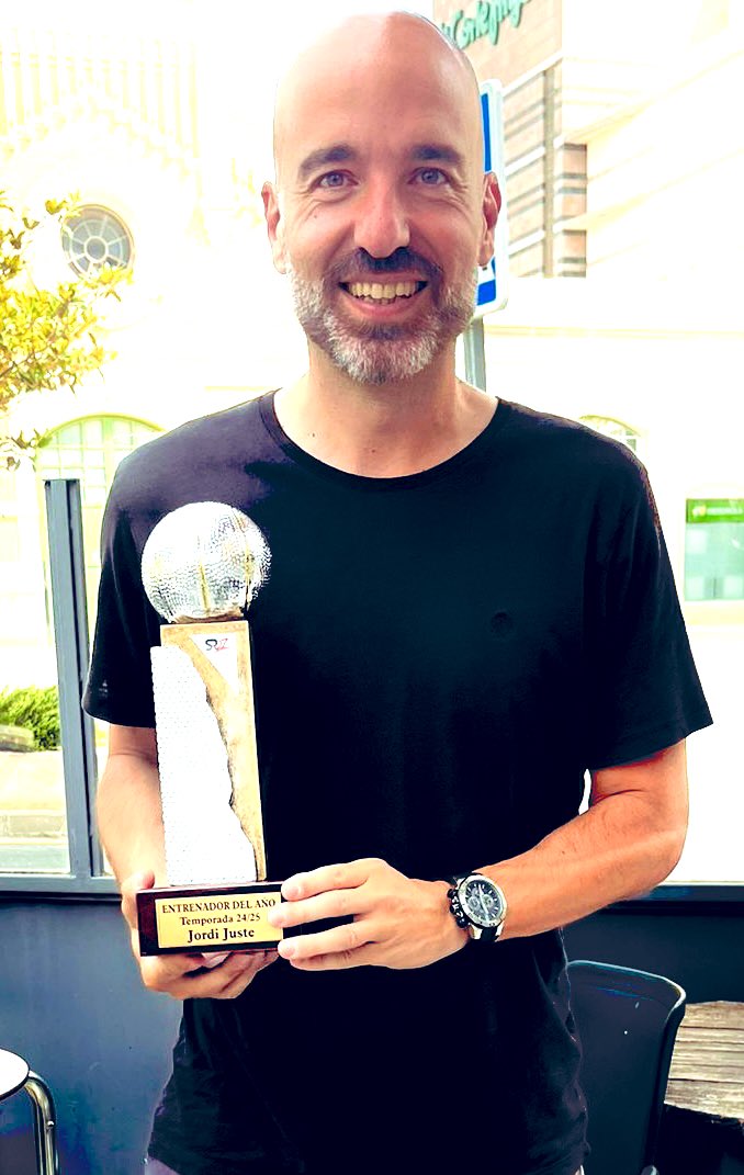 Jordi Juste (@jordijuste3) on Twitter photo Muchas gracias a <a href="/BloqueoDir/">BLOQUEO DIRECTO 🏀</a> con <a href="/PacoIdanez/">Paco Idáñez</a> al frente y junto a <a href="/GradaSR27/">UCAM Murcia - GradaSR27</a> por concederme este premio que el bueno de <a href="/AntonioMarSan00/">Antonio Martinez</a> tuvo que recoger en mi nombre. Eternamente agradecido por tanto cariño. Muchas gracias a <a href="/BloqueoDir/">BLOQUEO DIRECTO 🏀</a> con <a href="/PacoIdanez/">Paco Idáñez</a> al frente y junto a <a href="/GradaSR27/">UCAM Murcia - GradaSR27</a> por concederme este premio que el bueno de <a href="/AntonioMarSan00/">Antonio Martinez</a> tuvo que recoger en mi nombre. Eternamente agradecido por tanto cariño.