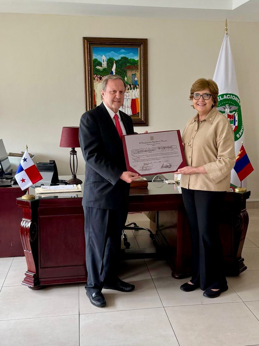 Элчин сайд С.Золжаргал Монгол Улсаас Бүгд Найрамдах Панам Улсад суух Өргөмжит консулаар томилогдсон Фернандо Педро Черколесд патент, тамгыг нь гардуулан өгч, үүрэгт ажлыг нь албан ёсоор эхлүүлэв
<a href="/MongolDiplomacy/">MFA Mongolia</a> 
<a href="/consul_mn/">Монгол Улсын Консулын алба</a>