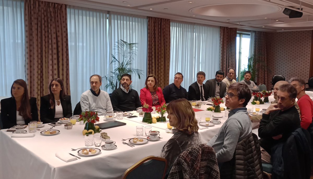 Encuentro de <a href="/CECRAOficial/">Cámara Española</a> 🇪🇸 Como Vicecónsul Hon. de #España en #MardelPlata, presenté al Dr. <a href="/RPaolina/">Ricardo Paolina</a> , quien disertó sobre “Actualidad Fiscal” y brindó claves estratégicas para la toma de decisiones empresariales.

Gracias a quienes nos acompañaron.
#Fiscalidad #Networking