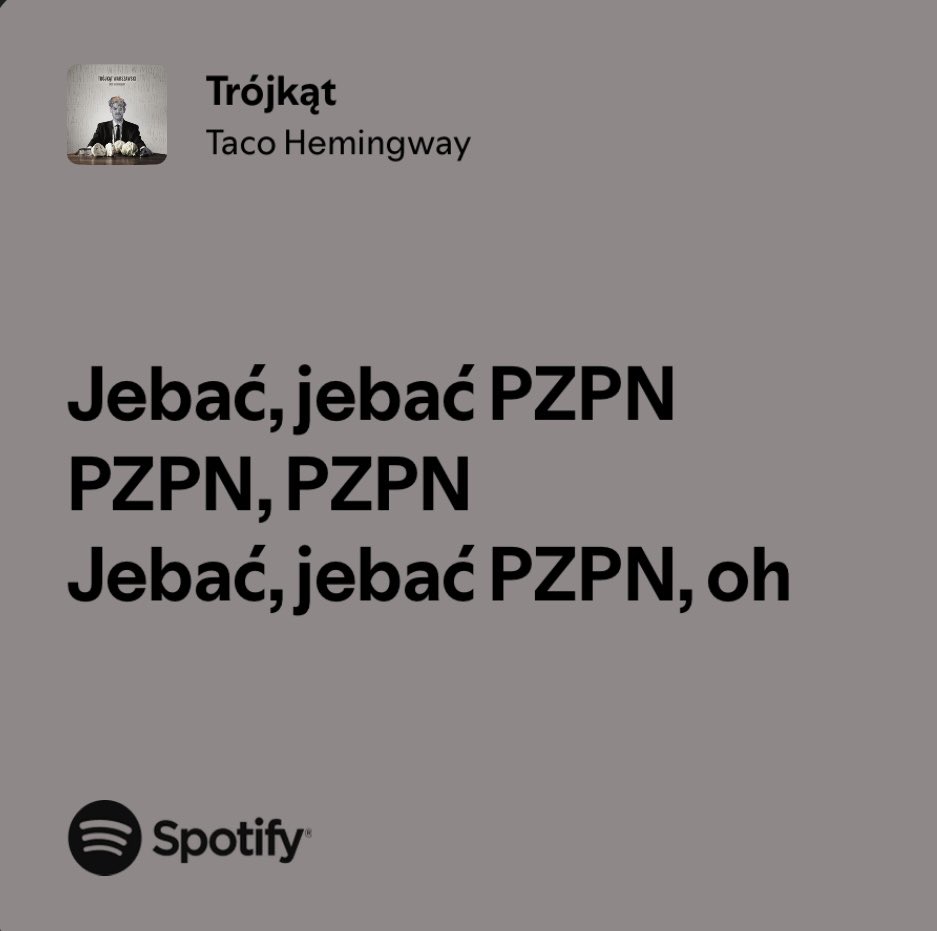 AjDowejko's tweet photo. AŻ SIĘ CZŁOWIEKOWI NIE CHCE... 

Kadra narodowa jest traktowana u nas z czcią godną munduru i najważniejszych państwowych oficjeli, każdy marzy by w niej grać i każdy przeżywa jej występy całe życie oglądając powtórki mundiali z 1974 i 1982 nawet gdy wtedy nie żył ‼️

Tymczasem dostajemy kłótnie kapitana z selekcjonerem, discopolowego prezesa, który ZAPADŁ SIĘ POD ZIEMIĘ zamiast WZIĄĆ ODPOWIEDZIALNOŚĆ.  Dowiadujemy się z oficjalnego komunikatu PZPN, że decyzja o odebraniu opaski kapitańskiej Lewandowskiemu nie była konsultowana z drużyną, tylko podjęta przez samego Probierza...

Słuchamy o dobru drużyny gdy po raz kolejny wali się ona na naszych oczach i po tym jak de facto nie osiągnęliśmy nic znaczącego od Euro 2016 oprócz jednej akcji z Francją w 1/8 MŚ 2022. Człowiekowi po prostu aż się nie chce, mamy coraz lepszą infrastrukturę, kluby, inwestujemy krocie w piłkę nożną, a jej los wisi na włosku niekompetentnych lub obrażalskich ludzi.

Wszystko przeplatane jest aferą premiową i alkoholowymi wspominkami ze zgrupowań. Przykry obraz, a i tak jutro znów zasiądziemy do meczu z Finlandią z nadzieją, że może tym razem uda nam się coś wyrwać...