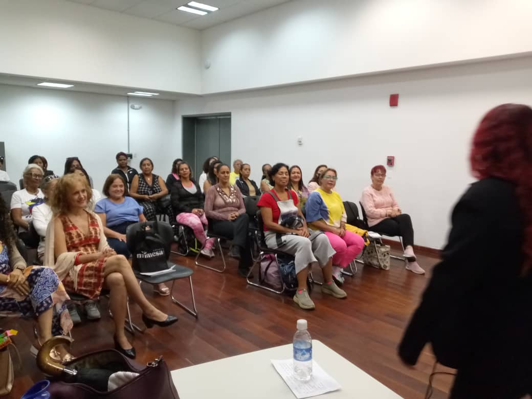 Lisbeth Cordero continuó encendiendo la chispa , con una declamación que creo una atmósfera de humor,  y con ejercicios  del yoga de la risa . Recordó que la felicidad es un camino que se construye día a día.
