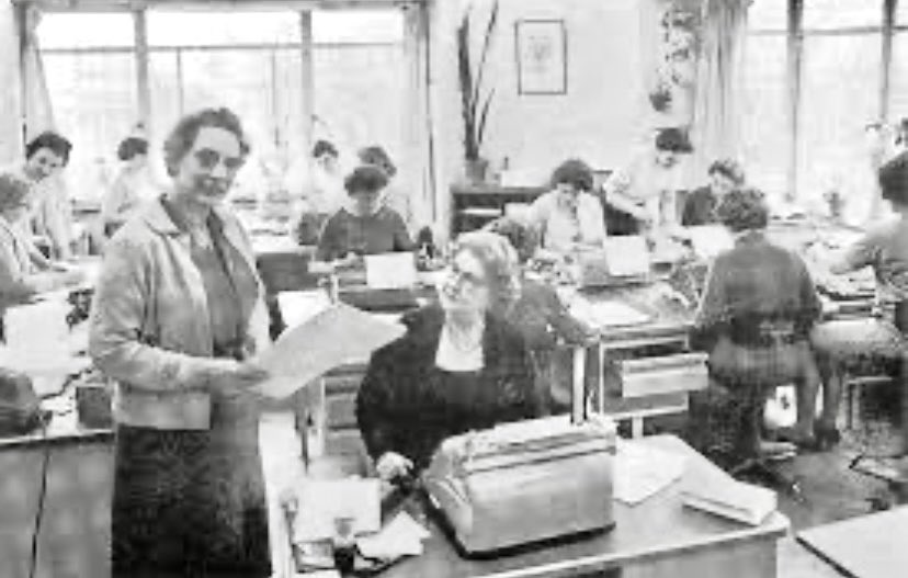 Als ambtenaar dateer ik uit het stenen en papieren tijdperk, inclusief centrale typekamer. Ik durf de stelling aan dat alle effiency die we door IT hebben gewonnen, weer kwijt zijn geraakt door een voortdurende groei van procedures en protocollen.