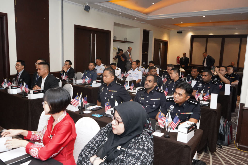 JIATFWest's tweet photo. 📍 #KotaKinabalu 🇲🇾, #JIATFWest, @DEAHQ (Kuala Lumpur) &amp; @USEmbassyKL continue the Advanced Narcotics Investigation Course with 🇲🇾 #LawEnforcement. Building capability, deepening cooperation, &amp; enhancing security for a #FreeAndOpenIndoPacific. https://t.co/W3TR81iFxk