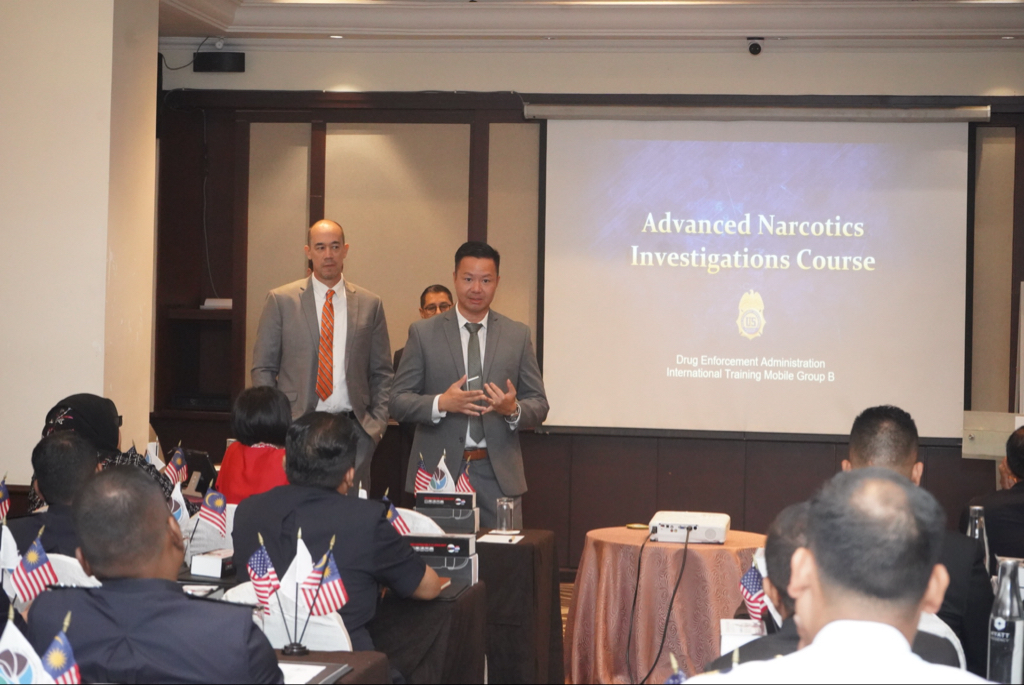 JIATFWest's tweet photo. 📍 #KotaKinabalu 🇲🇾, #JIATFWest, @DEAHQ (Kuala Lumpur) &amp; @USEmbassyKL continue the Advanced Narcotics Investigation Course with 🇲🇾 #LawEnforcement. Building capability, deepening cooperation, &amp; enhancing security for a #FreeAndOpenIndoPacific. https://t.co/W3TR81iFxk