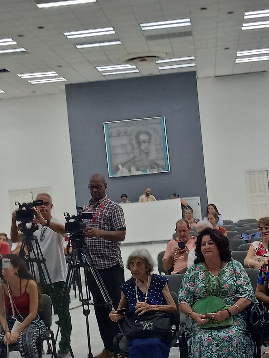 En el 95 aniv d su nacimiento recordamos a Roberto en la <a href="/CasAmericas/">Casa de las Américas</a>: su mirada anticolonial y antimperialista, su devoción x Martí, su honestidad a toda prueba, su vocación d servicio, su magisterio. Gracias a Camila, Natalie, Cary, Marlén y en particular a nuestra Laidi.