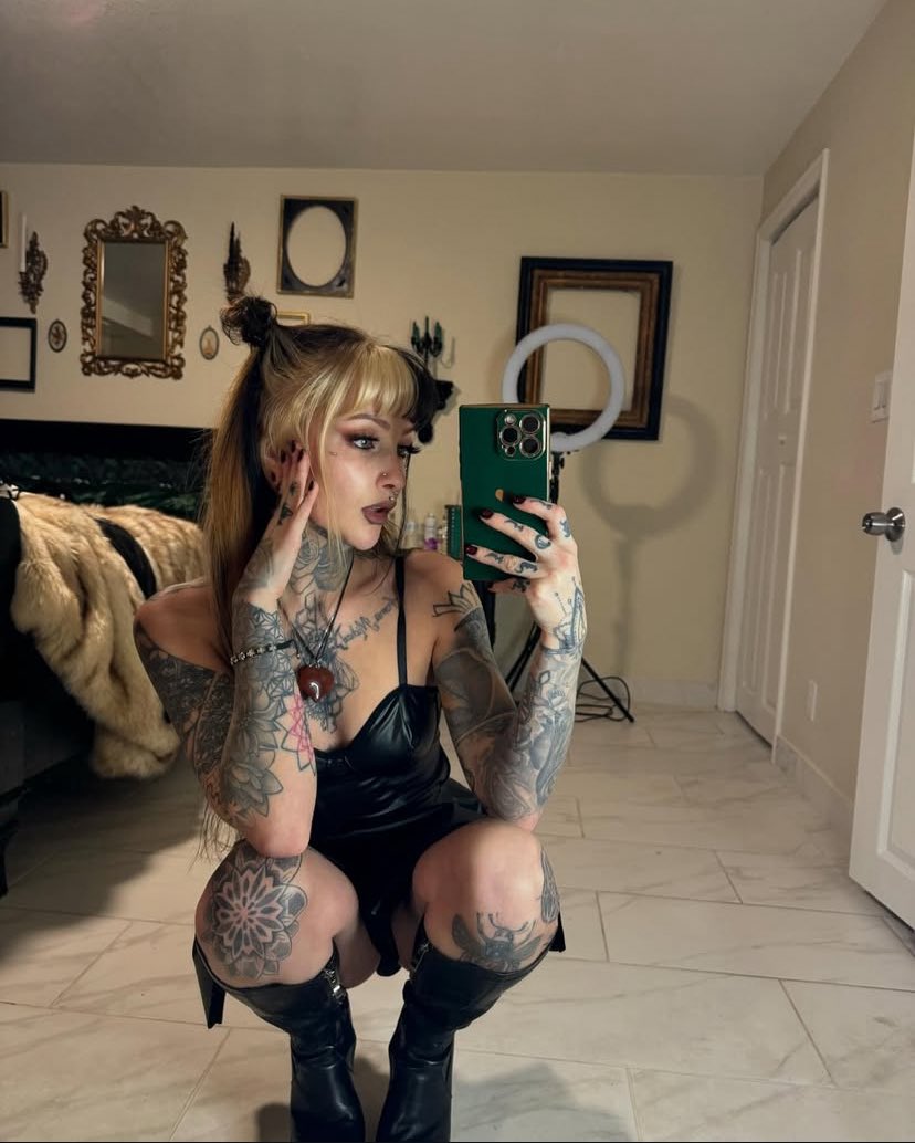 ⠀⠀⠀
 
         ⤷ selene colette bishop.

adult content creator &amp; model.
bisexual. multiship.
astrology brat. lover of love.
horror &amp; true crime junkie.
always sleepy. tattoo collector.⤶

                        ↻ &amp; ♡
