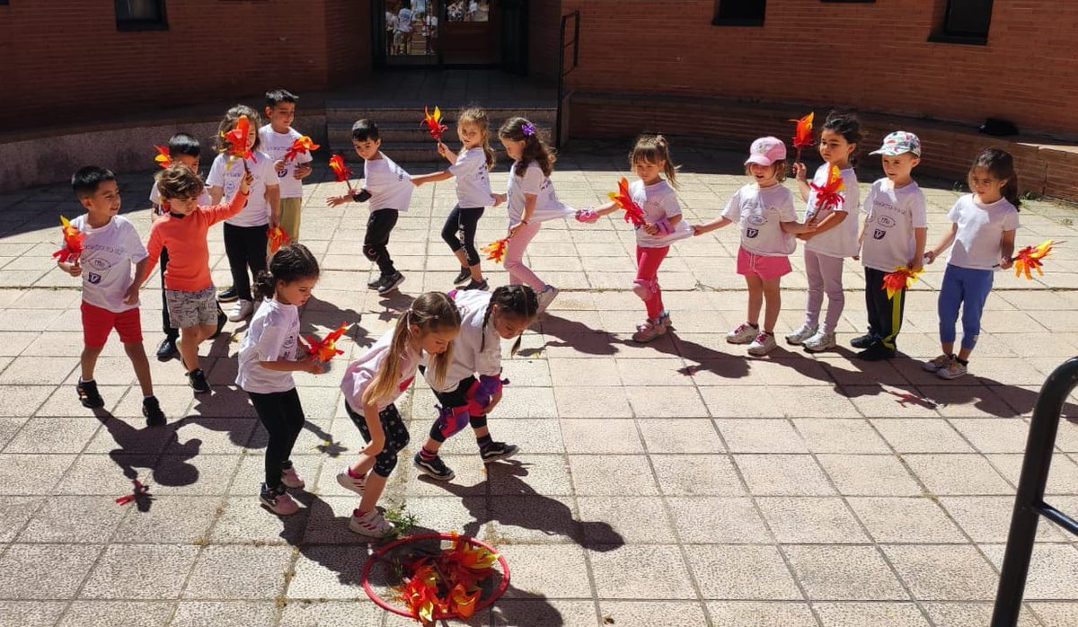 🏅🥇🥈Este jueves hemos celebrado los Juegos Olímpicos sobre ruedas con nuestros alumnos de Infantil, relacionando algo tan motivador como son los patinetes con París, último proyecto trabajado con ellos.
Hemos recibido la antorcha olímpica, acto de apertura, pruebas...