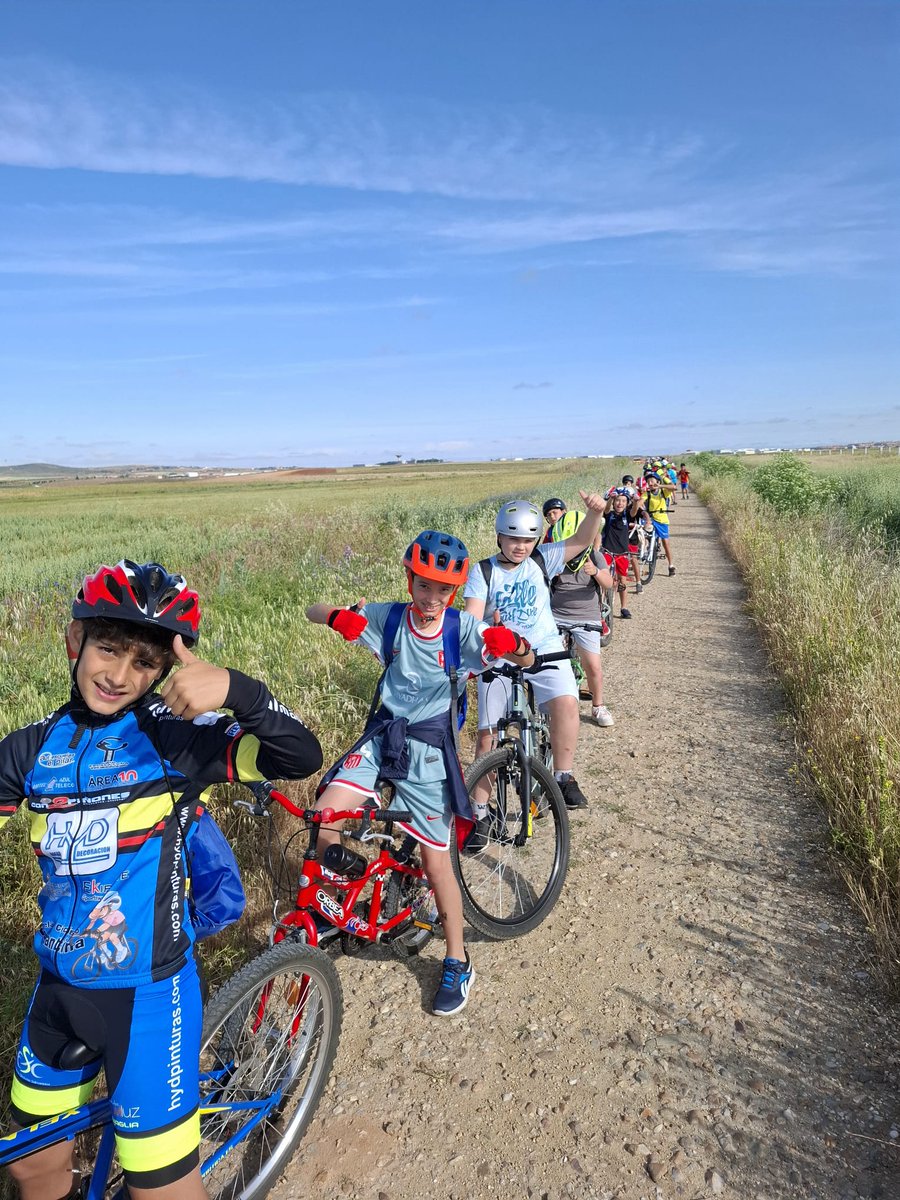 Otro año más hemos celebrado nuestro Día de la Bici realizando una ruta cicloturista con los alumnos de 4.°, 5.° y 6.°. Hemos pedaleado por los lugares históricos donde se desarrolló la Batalla de Arapiles, batalla fundamental para entender la historia 🚴🚴‍♀️🚵🚲🚴‍♂️
#díadelabici