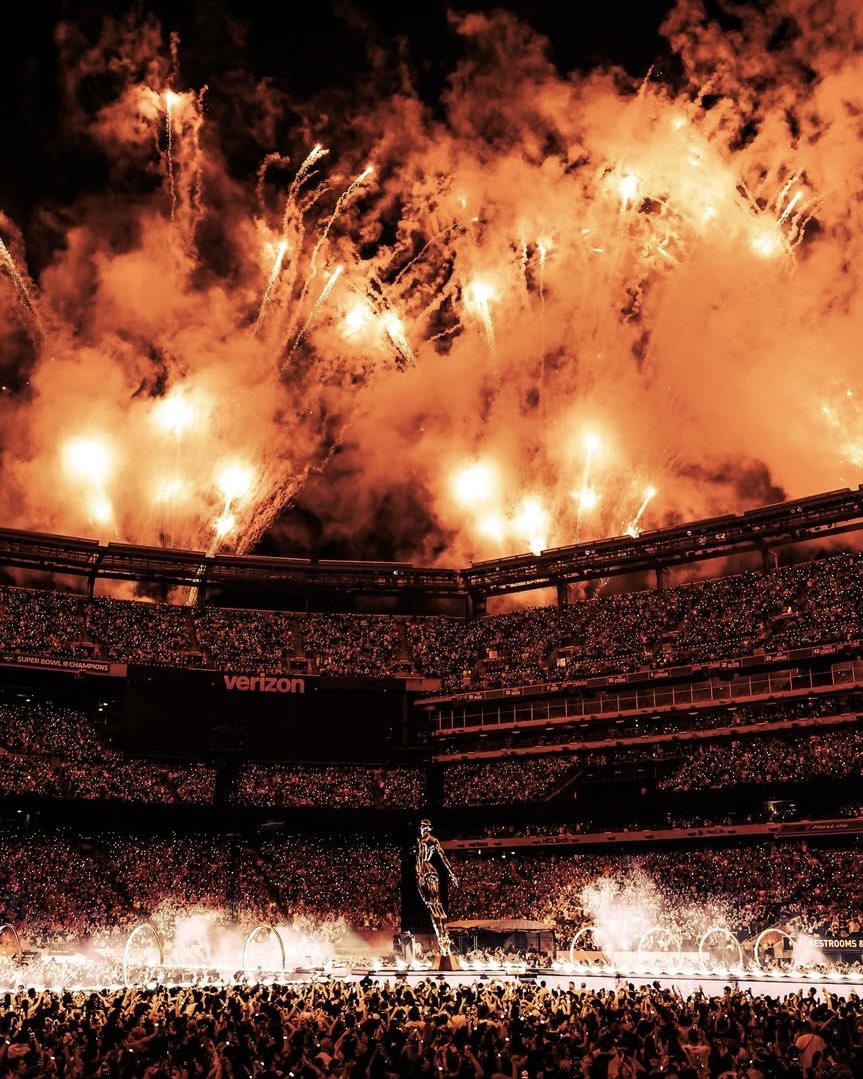 AHDawnTour's tweet image. With over 163,000 fans over 3 nights, The Weeknd became the highest-grossing black artist to ever perform at MetLife Stadium 🤯🏟️ 

Next Stop: Boston 🇺🇸 #AfterHoursTilDawnTour