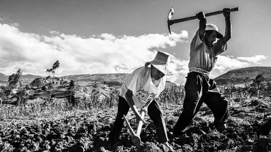 La sociedad está dividida en dos clases; los que odian y destruyen y los que aman y construyen. Es así como el obrero con amor edifica, avanza, logra vencer cualquier obstáculo. Su fuerza de trabajo es un motor que libera y rompe las cadenas del opresor.

#ComunaONada