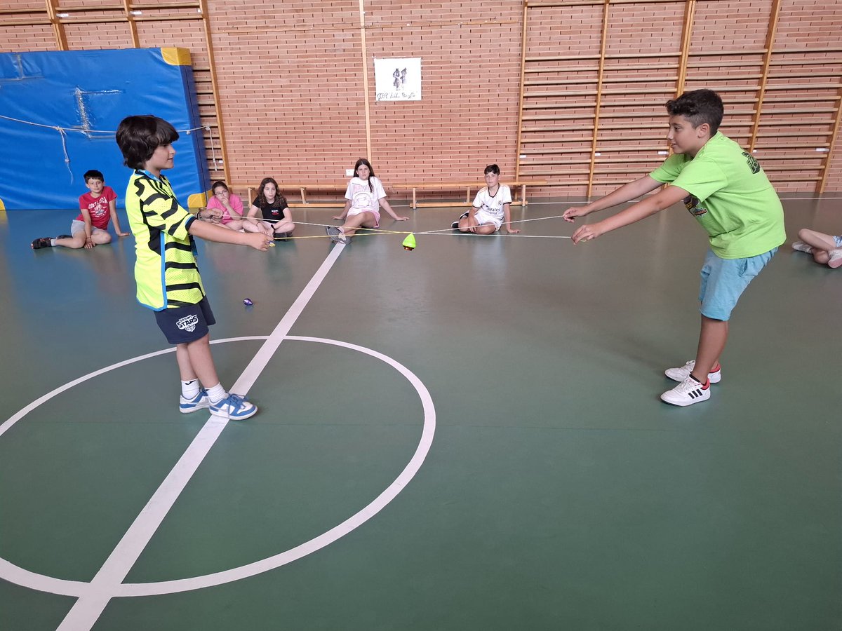 🎳🎲🎱Hoy nuestros alumnos de 5.°A, Juan Zamarreño y Diego Solórzano, nos han hecho una exhibición de peonza y luego han compartido sus habilidades con el resto de compañeros. ¡Unos fenómenos!
#peonzaenlaescuela
#ceippablopicasso