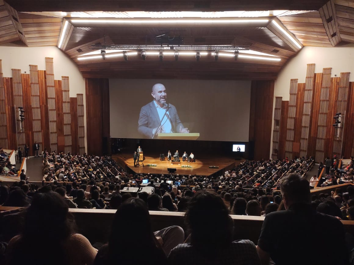 Leandro Morgenfeld (@leandromorgen) on Twitter photo Pablo Vommaro (<a href="/pablovommaro/">Pablo Vommaro</a>), electo nuevo Director Ejecutivo de CLACSO, dando su discurso de apertura de la Conferencia, ante más de 1600 personas que desbordan el anfiteatro de la Universidad Nacional de Colombia.
Orgullo para todes les que le conocemos y queremos hace años 💚 Pablo Vommaro (<a href="/pablovommaro/">Pablo Vommaro</a>), electo nuevo Director Ejecutivo de CLACSO, dando su discurso de apertura de la Conferencia, ante más de 1600 personas que desbordan el anfiteatro de la Universidad Nacional de Colombia.
Orgullo para todes les que le conocemos y queremos hace años 💚